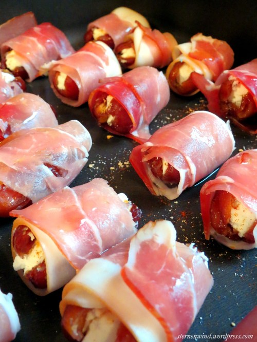 Datteln mit Ziegenkäse und Speck